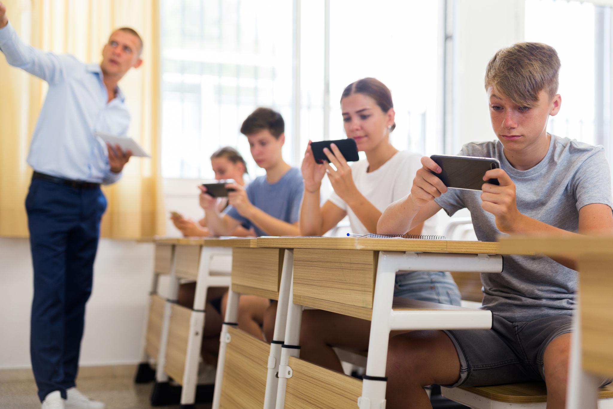 San Francisco schools delay a tougher phone ban as California’s deadline arrives